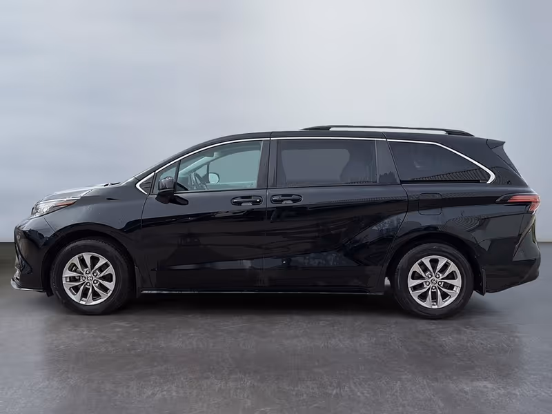 2022 Toyota Sienna LE