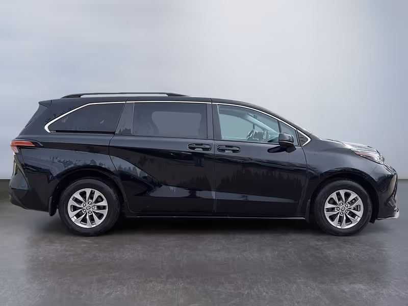 2022 Toyota Sienna LE