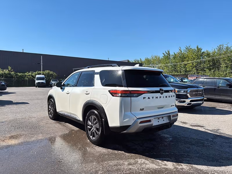 2022 Nissan Pathfinder SV