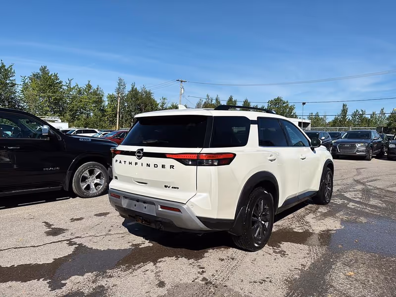 2022 Nissan Pathfinder SV