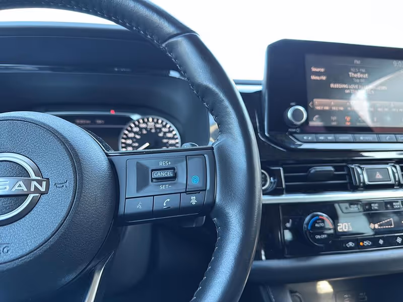 2022 Nissan Pathfinder SV