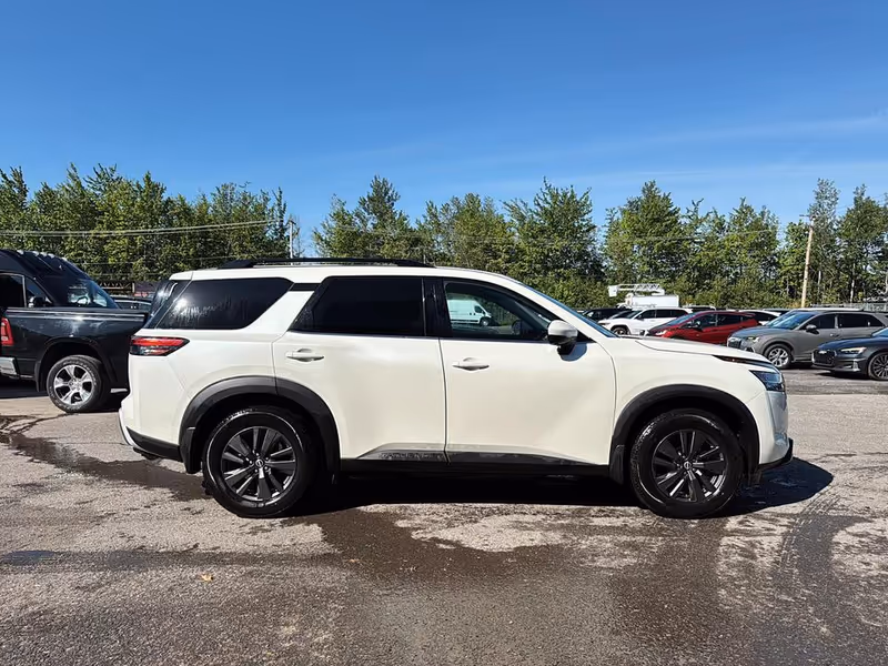 2022 Nissan Pathfinder SV