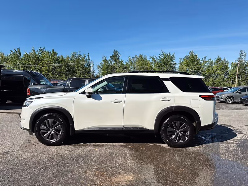 2022 Nissan Pathfinder SV