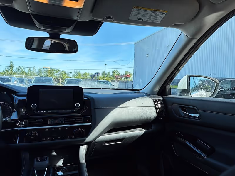 2022 Nissan Pathfinder SV