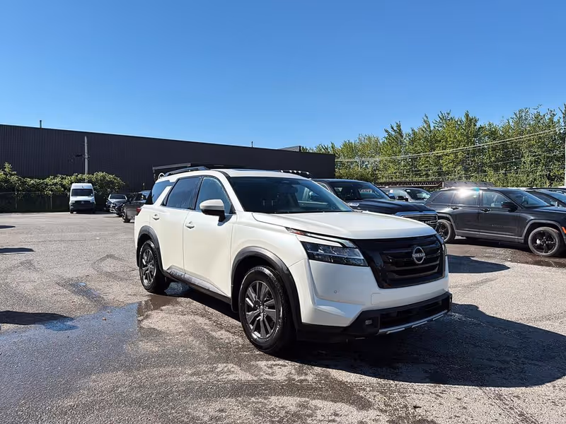2022 Nissan Pathfinder SV
