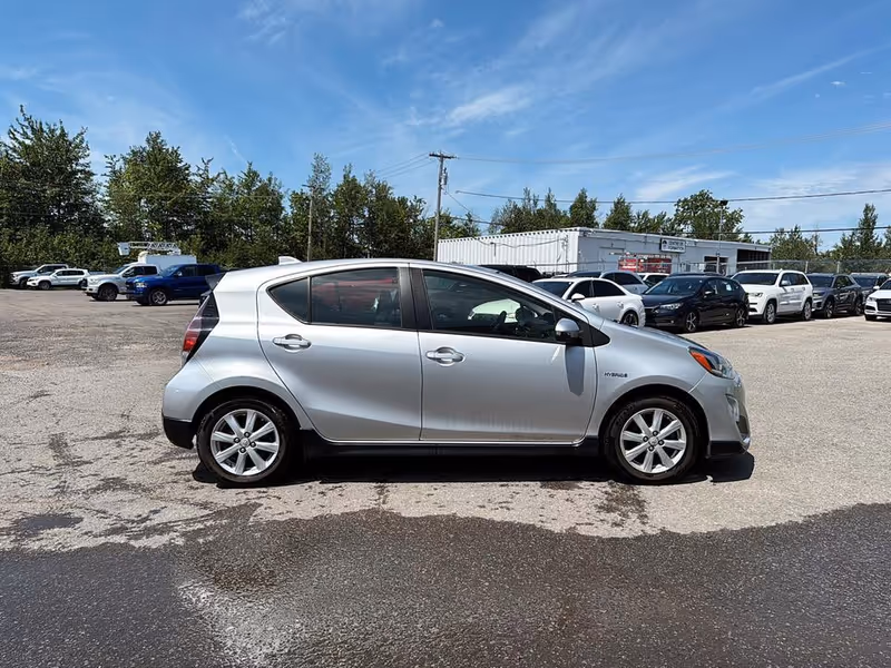 2017 Toyota Prius c Technology