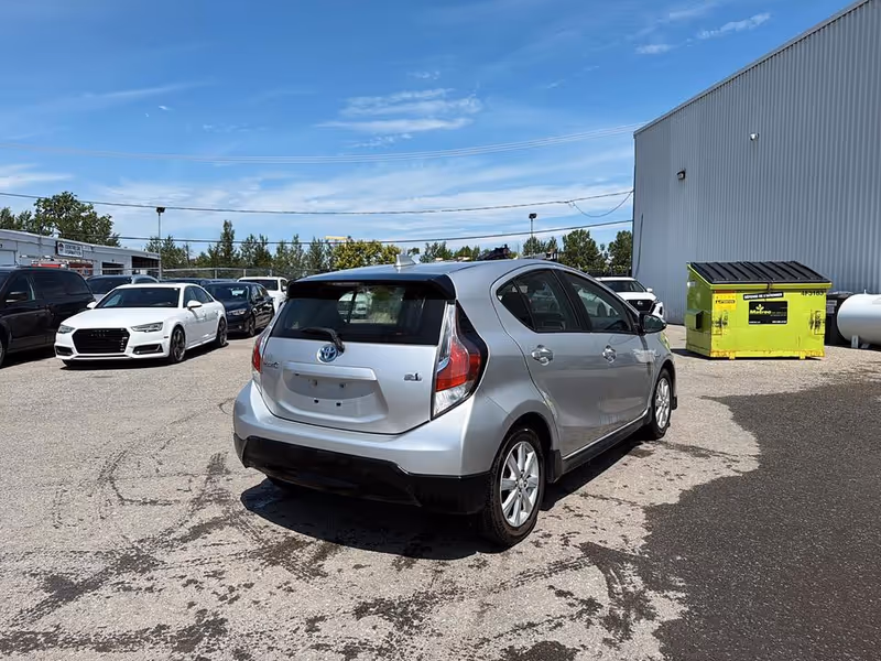 2017 Toyota Prius c Technology