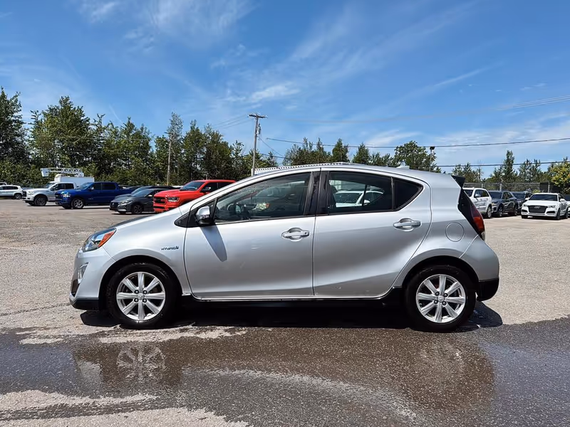 2017 Toyota Prius c Technology