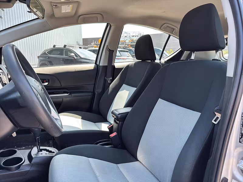 2017 Toyota Prius c Technology