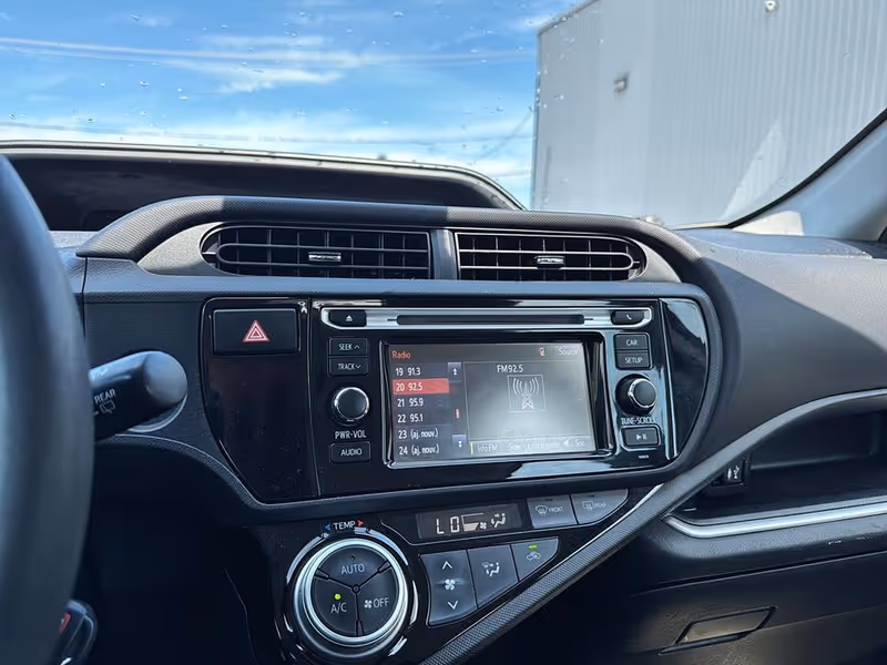2017 Toyota Prius c Technology