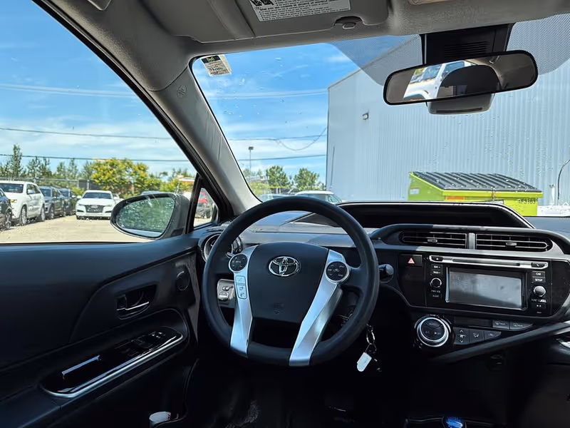 2017 Toyota Prius c Technology