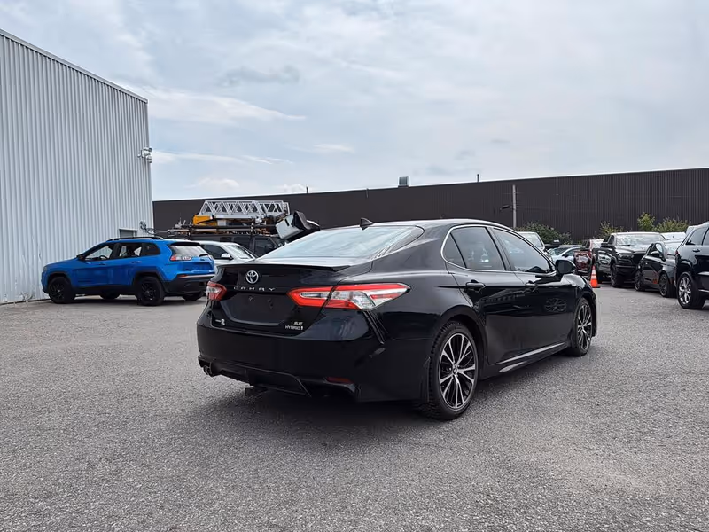 2020 Toyota Camry Hybrid XLE