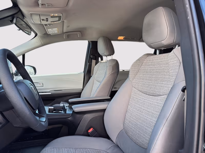 2025 Toyota Sienna LE