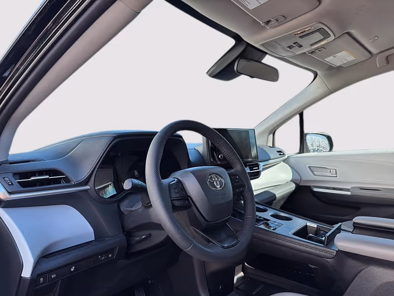 2025 Toyota Sienna LE
