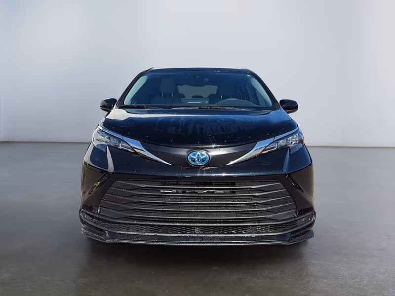 2025 Toyota Sienna LE