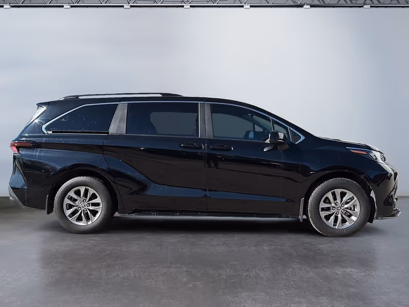 2025 Toyota Sienna LE