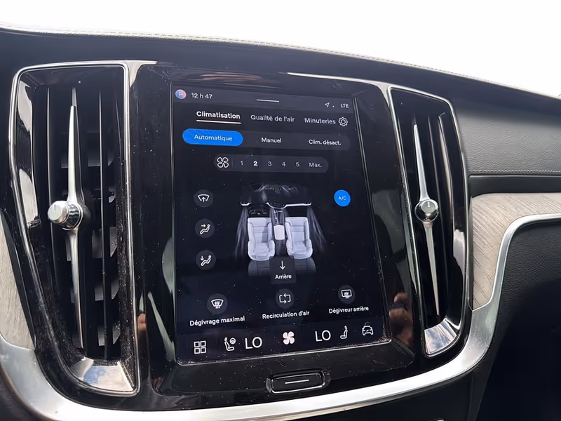 2023 Volvo V60 Ultimate Dark Theme