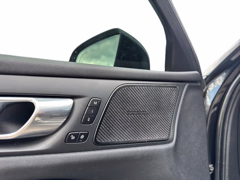 2023 Volvo V60 Ultimate Dark Theme
