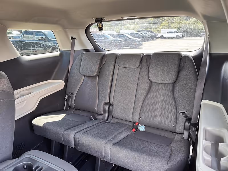 2023 Kia Carnival LX