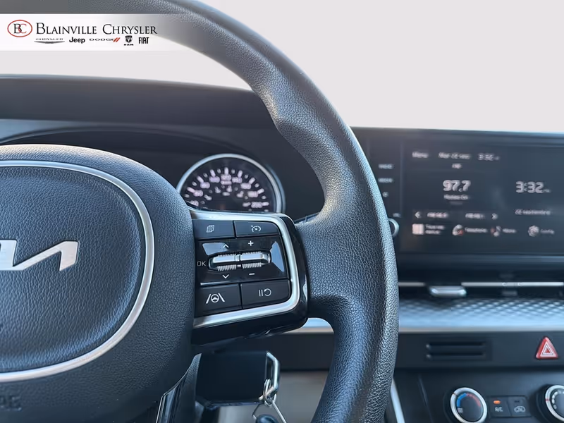 2023 Kia Carnival LX