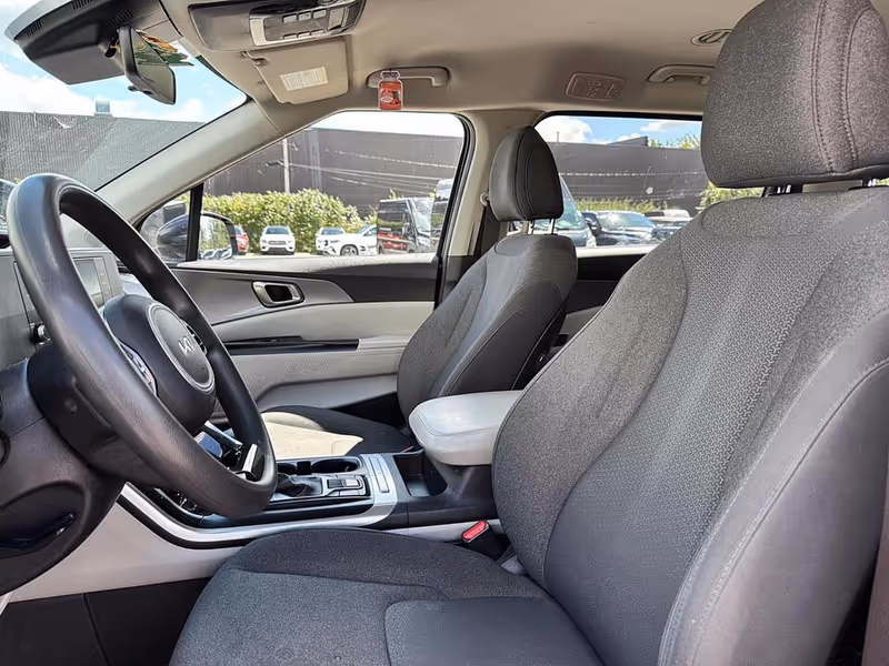 2023 Kia Carnival LX