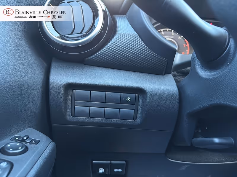 2025 Nissan Kicks Play SV