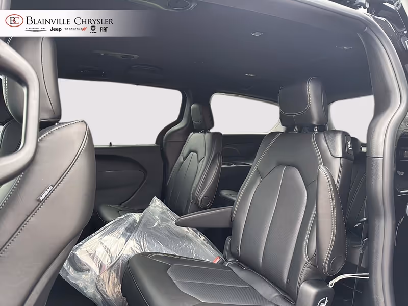 2027 Chrysler Pacifica Select