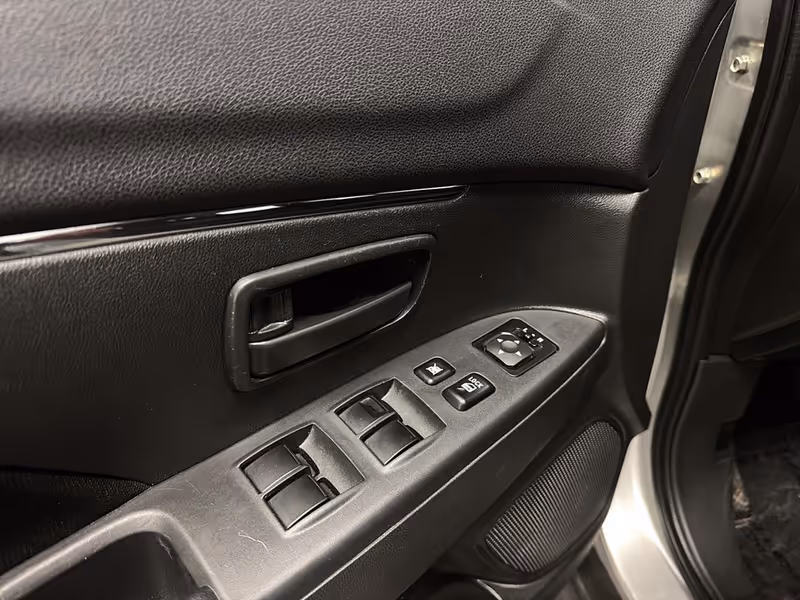 2024 Mitsubishi RVR ES