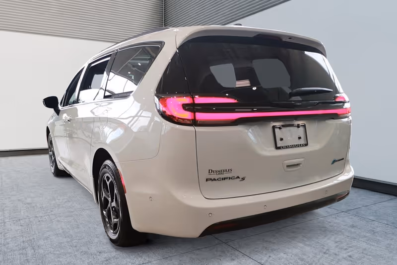 2024 Chrysler Pacifica Hybrid Premium S Appearance